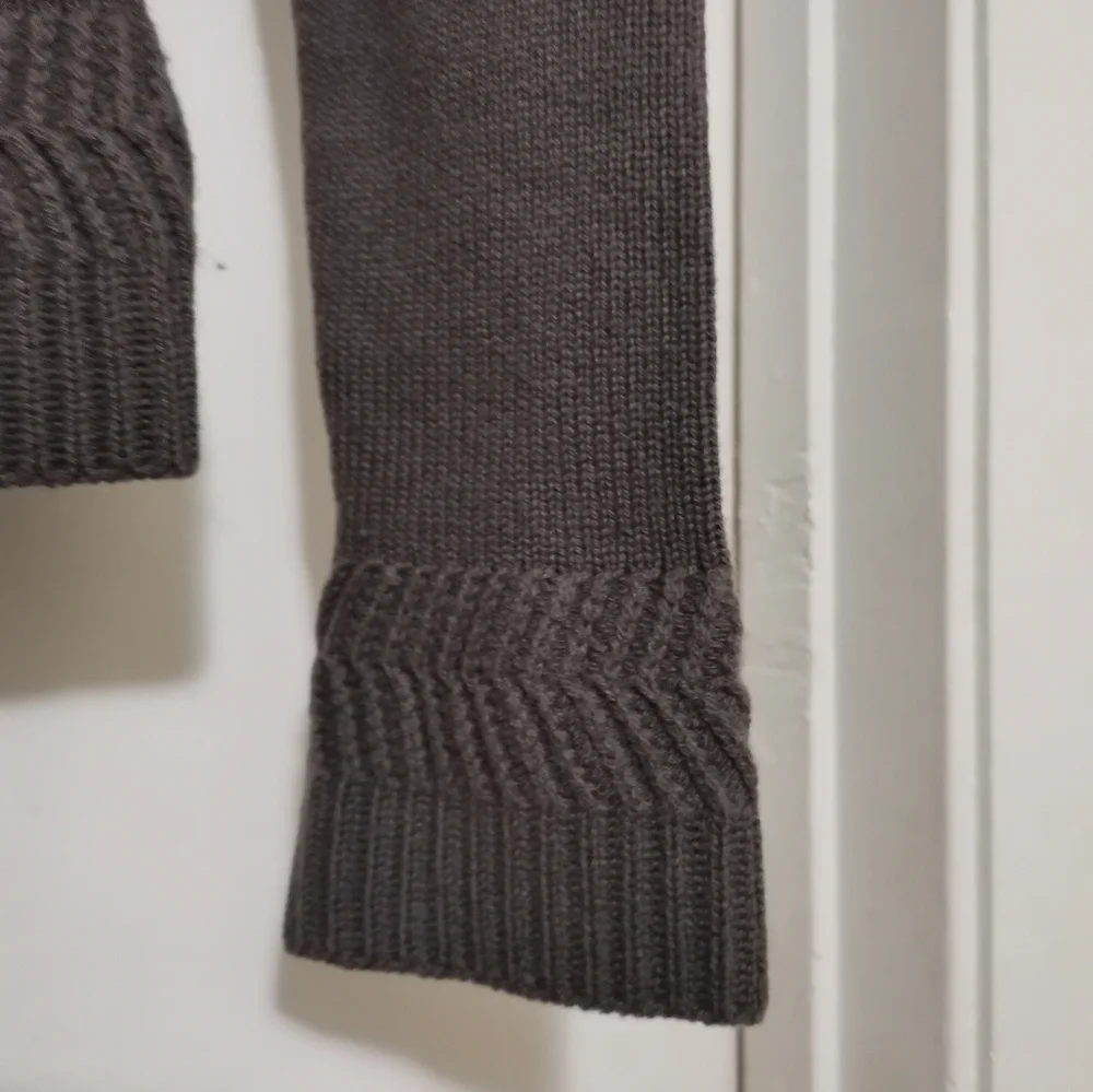 Christopher Fisher 100%cashmere sweater. Size Small.